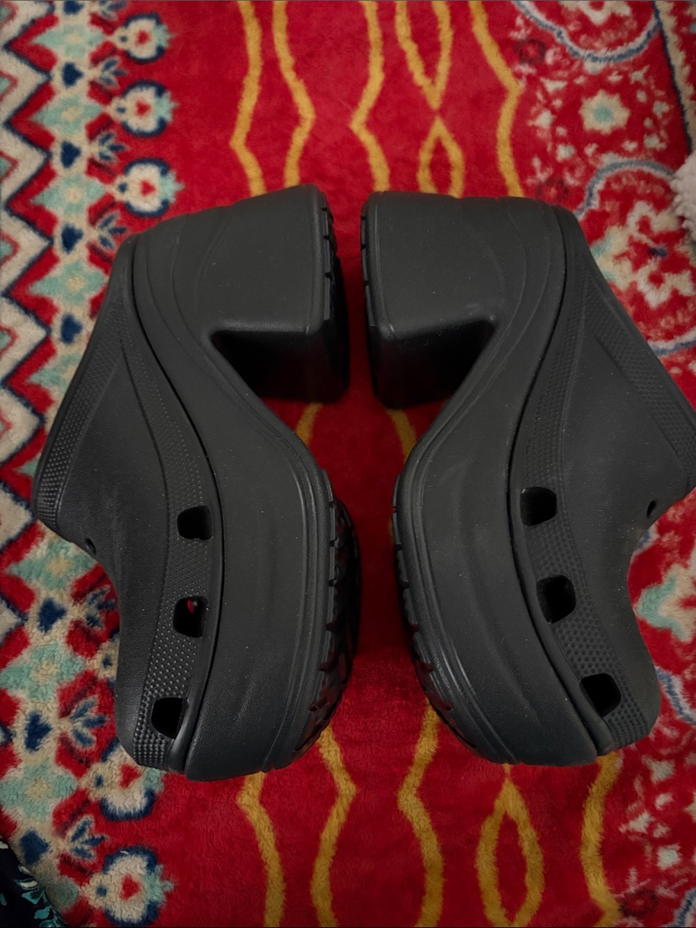 CROCS Black Classic Unisex Slip-On Clogs - Picture 2 of 4